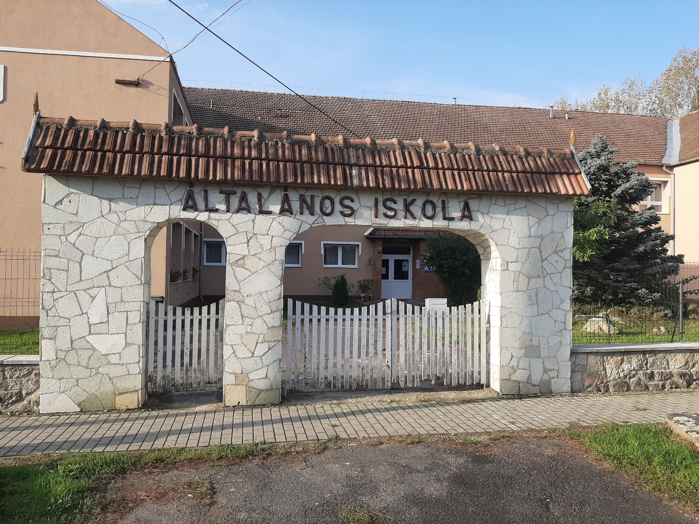 Az iskola fényképe